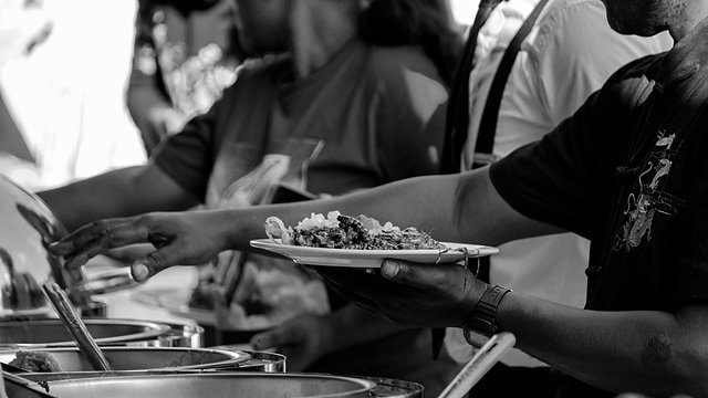 Bw hands serving plate