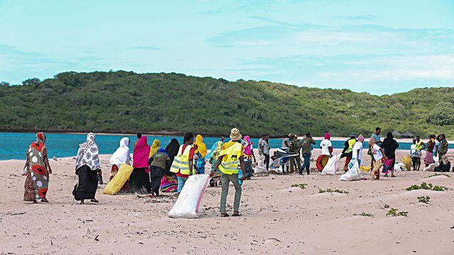 Beach cleanup women lamu